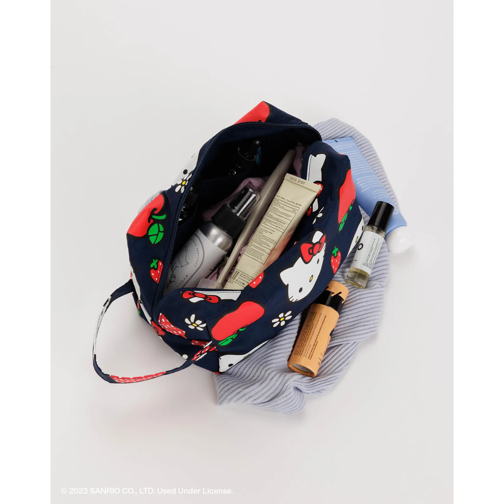 Hello Kitty x Baggu Dopp Kit (Apples) SANRIO