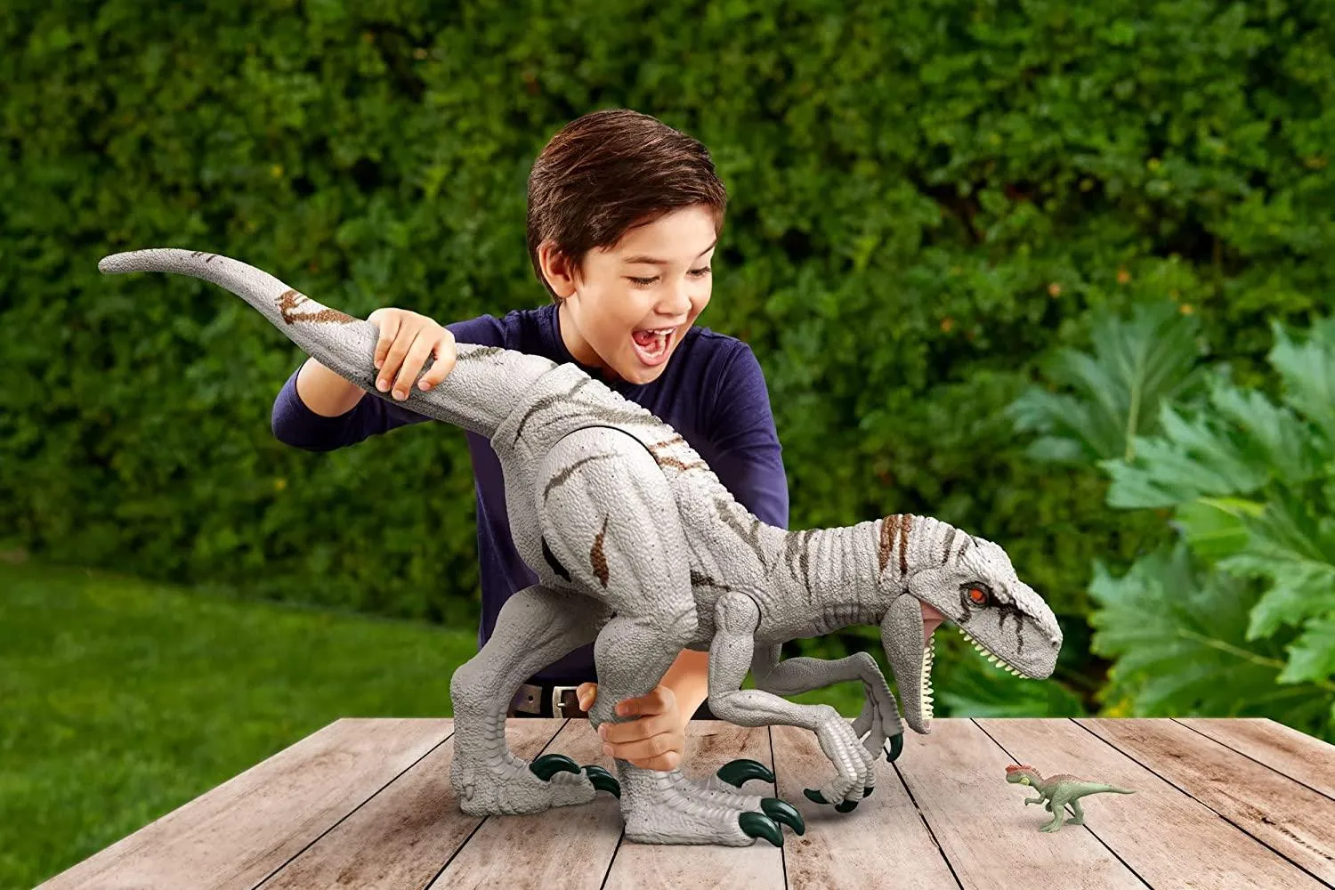 Jurassic World Super Colossal Atrociraptor Action Figure 91cm long